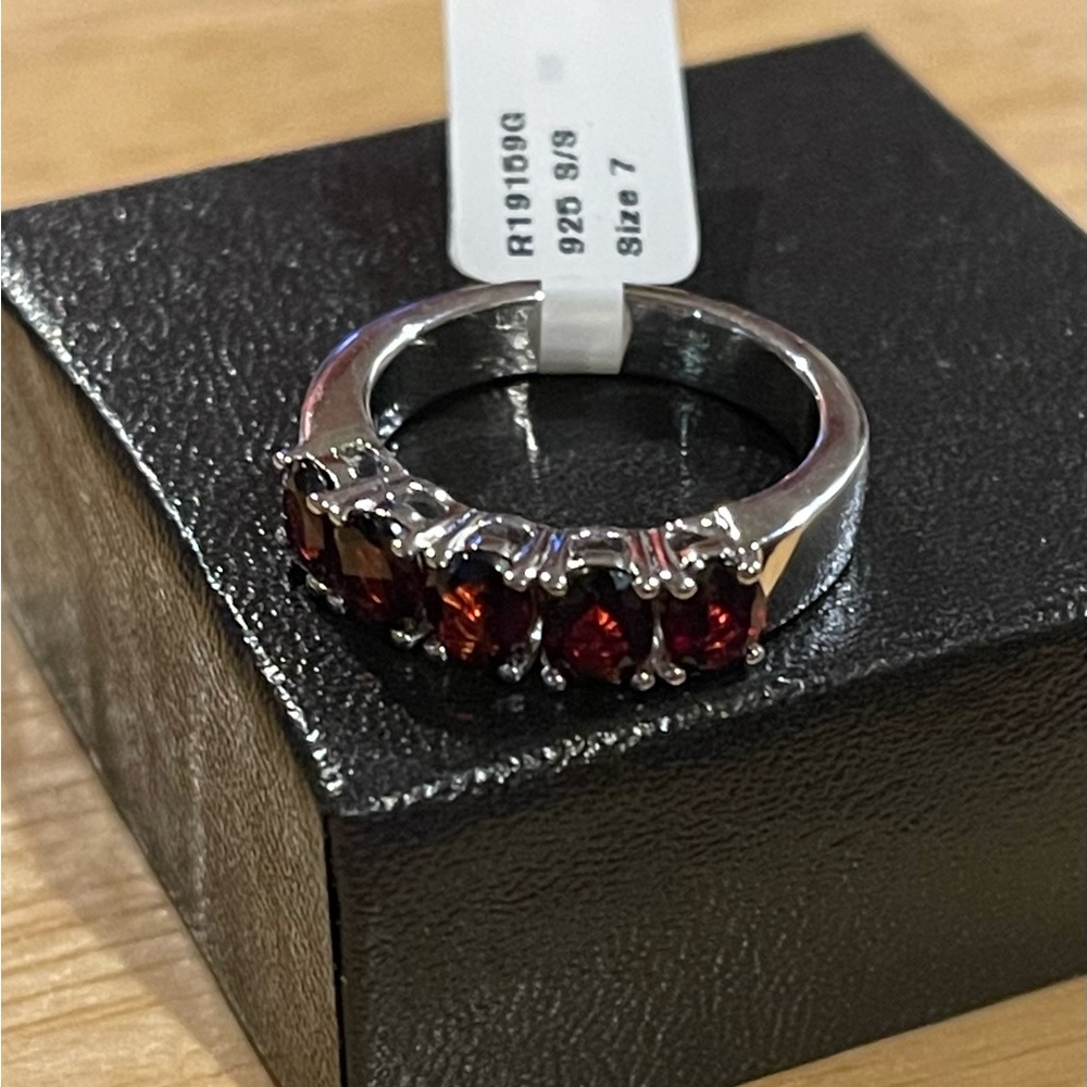 Dazzling ladies genuine Garnet ring. 2.5 CTW. Size 7.